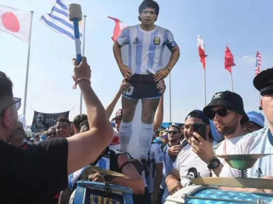 Hinchas argentinos descolgaron la bandera inglesa e izaron una de Malvinas