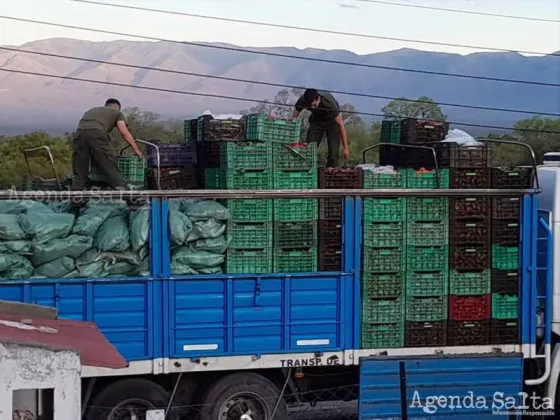 Gendarmes trabajando durante la revisión del camión