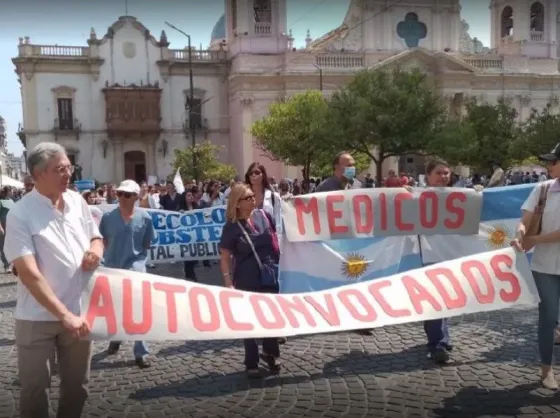 Médicos autoconvocados solo atienden urgencias y están en asamblea permanente