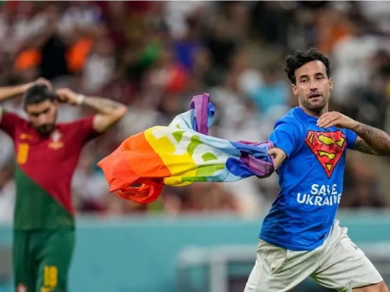 Máxima tensión en Qatar: un hincha se metió a la cancha con una bandera LGBT en el partido Portugal-Uruguay