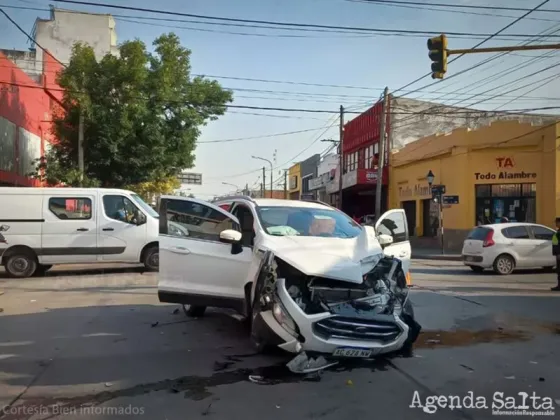 Chofer de SAETA cruzó en rojo, chocó una camioneta y una persona terminó hospitalizada