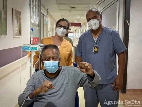 Pelé intentó tranquilizar a sus fanáticos con un sentido mensaje desde el hospital