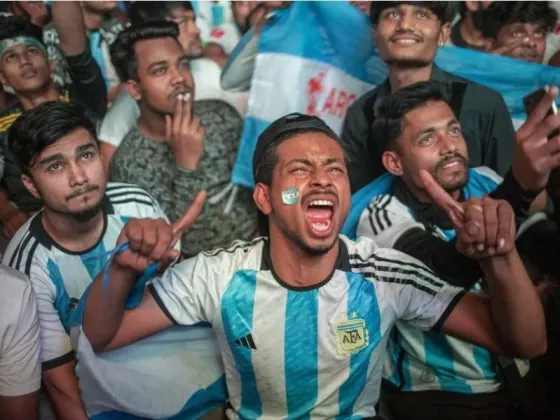 Así festejaron en las calles de Bangladesh la victoria de la Selección Argentina