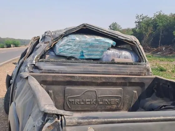 RUTA 50: Volcó en su camioneta  y la policía descubrió que llevaba cientos de kilos de hojas de coca y cigarrillos