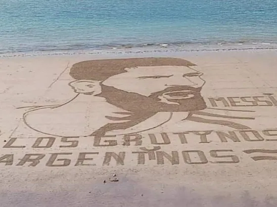 Otra locura mundialista: un grupo de artistas retrató a Lionel Messi con arena en la playa