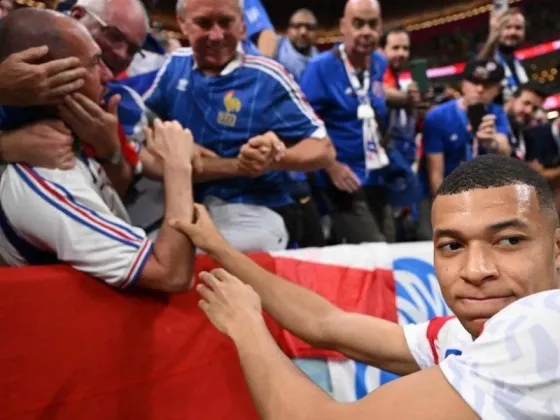 Kylian Mbappé pateó una pelota a la tribuna y noqueó a un hincha de Francia: las imágenes del momento