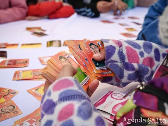 El director de un colegio le rompió 500 figuritas del mundial a dos alumnos y fue imputado por violencia