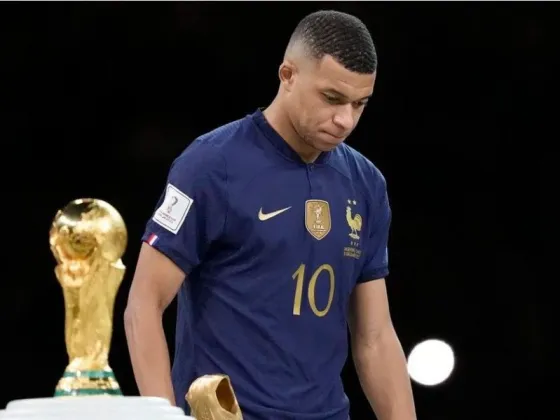 La reacción de Mbappé cuando recibió el premio a goleador del Mundial luego de perder la final contra Argentina