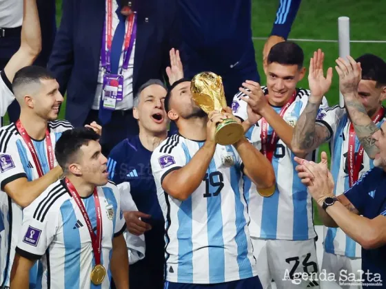 Sergio “Kun” Agüero entró a la cancha, levantó la copa e hizo delirar a los hinchas