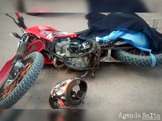 Se le enredó la bandera en la cadena de la moto y murió ahorcado con su bandera