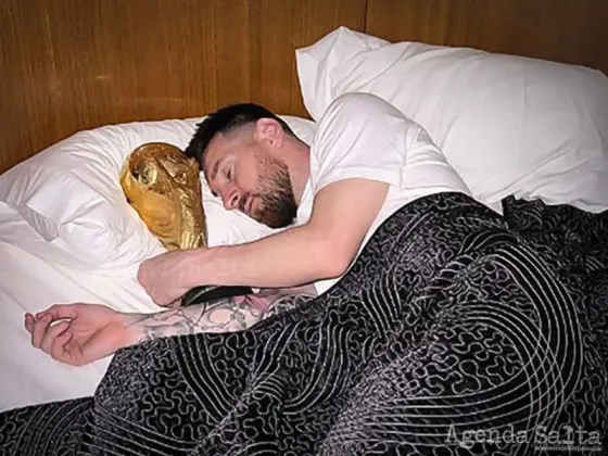 La foto de Messi durmiendo con la Copa del Mundo