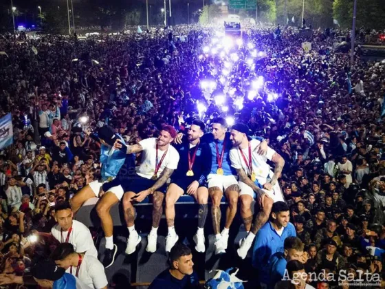 ¡La Copa está en casa!: la Selección de Messi llegó a la Argentina