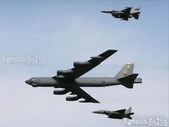 Un bombardero B-52 de la Fuerza Aérea de EE. UU. sobrevuela la base aérea de Osan en Pyeongtaek, Corea del Sur.