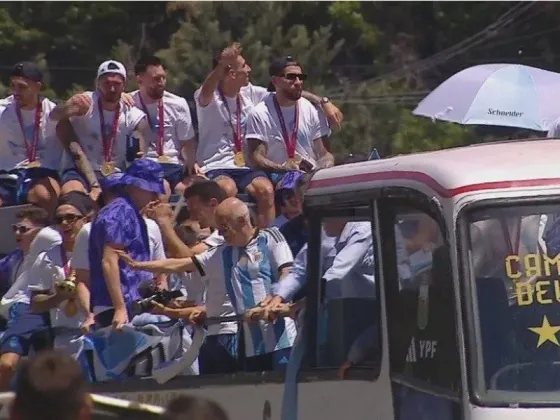 Las lágrimas de Lionel Scaloni: se quebró al ver la pasión de los hinchas que acompañan la caravana