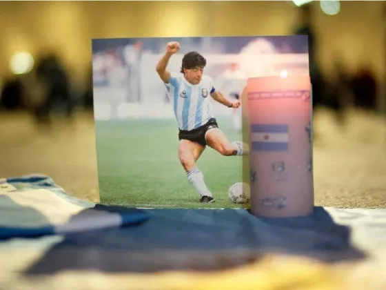 Sacan las últimas cosas que Maradona tenía en una baulera: un cuadro con Don Diego, botines y pelotas firmadas