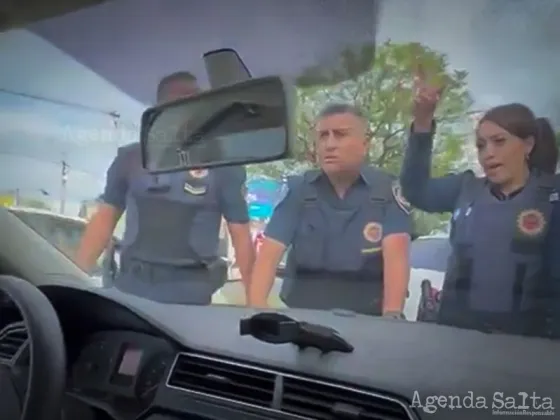 El impactante momento en que jóvenes arrastran a policías con su auto