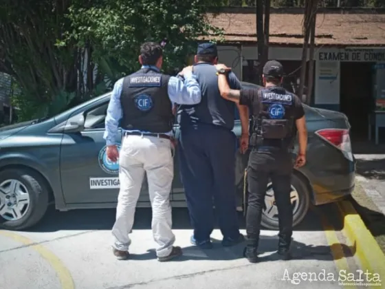 Detuvieron a dos agentes de tránsito por coimeros: Pedían platita para aprobarte el examen