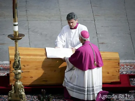 El rito funerario de los papas desde la muerte hasta el entierro: Tres ataúdes y la extracción de sus vísceras