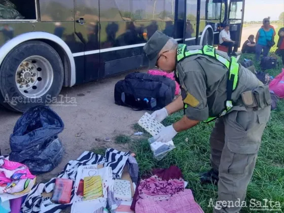 La sustancia narcótica estaba escondida entre sábanas que la pasajera llevaba entre sus pertenencias.