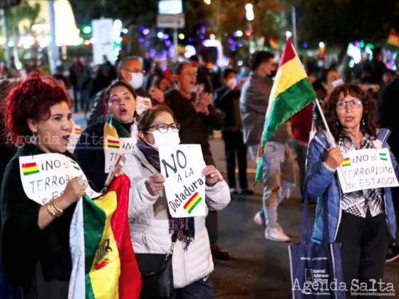 Simpatizantes Luis Fernando Camacho realizan una protesta para exigir su liberación en La Paz, Bolivia, 29 de diciembre de 2022. Los carteles rezan: "No a la dictadura" y "No al terrorismo de Estado". REUTERS/Manuel Claure