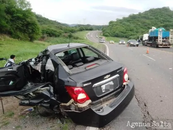 En el automóvil viajaban 3 personas, siendo el conductor del mismo quien perdió la vida mientras era trasladado al hospital de la localidad de Metán.