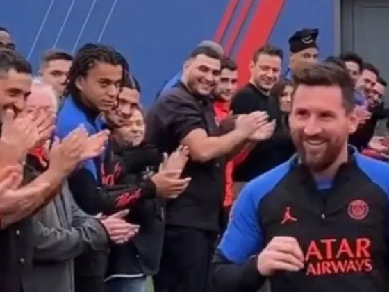 El hermano de Kylian Mbappé evidenció su mal humor durante el recibimiento a Lionel Messi en el PSG