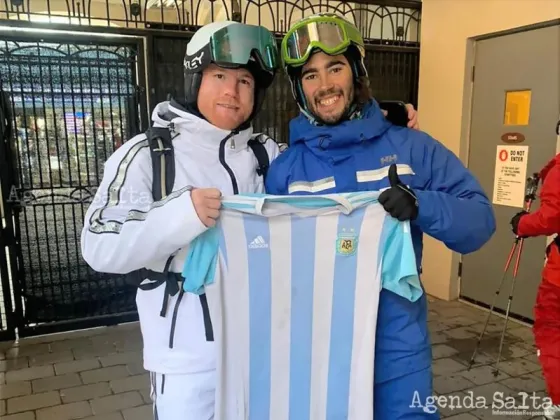 Canelo Álvarez posa con la camiseta argentina en un centro de esquí en Colorado