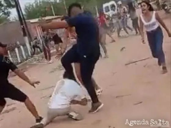 Una de las capturas del cruel video muestran a una persona que es golpeada salvajemente en la cabeza hasta perder el conocimiento