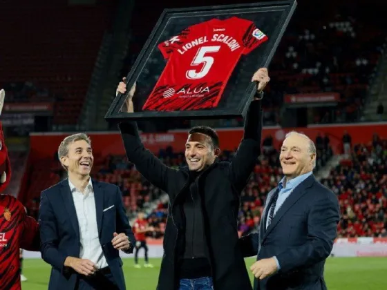 Lionel Scaloni, invitado de honor en el estadio del Mallorca: hizo el saque inicial y recibió una ovación