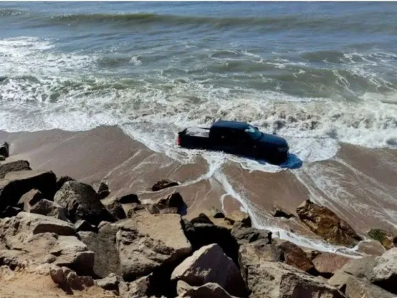 Buscan al novio de la joven asesinada en Mar del Plata: metió su camioneta al mar y huyó