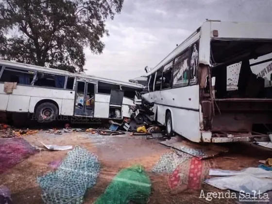 Un violento choque frontal entre dos micros provocó una tragedia: al menos 40 muertos y 78 heridos