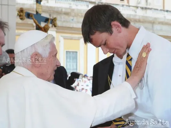 Peter Srsich fotografiado recibiendo la bendición del Papa Benedicto XVI en 2013. (Foto Facebook/Peter Srsich)