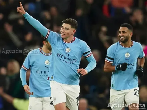 Julián Álvarez convirtió, de penal, el segundo tanto del City que golea a Chelsea.