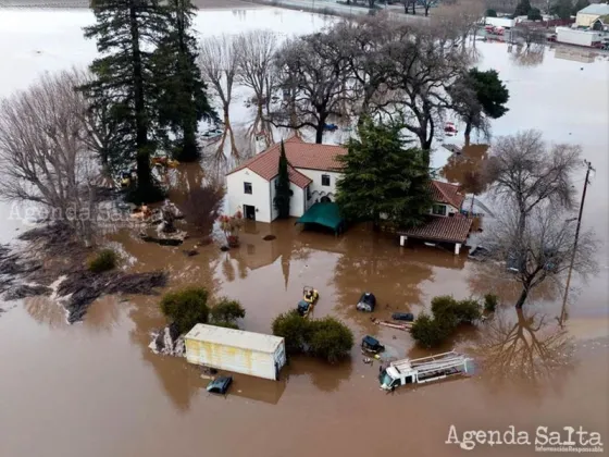 La vista aérea de una casa anegada en Gilroy, California (AFP)