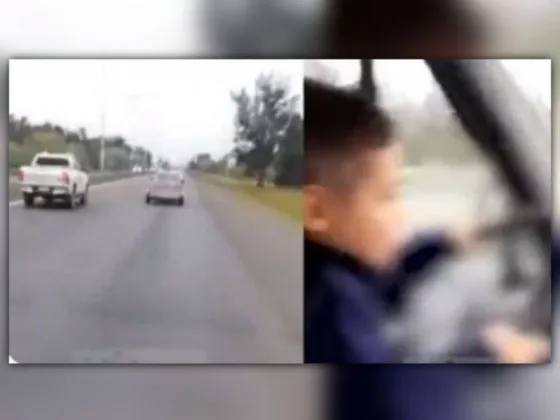 “Dale boludo, llevalo derecho”: un padre obligó a su hijo de 7 años a manejar en una autopista y lo grabó