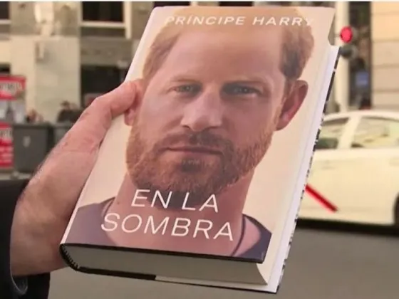 "En la sombra": el incendiario libro sobre el príncipe Harry que sacude a la corona británica