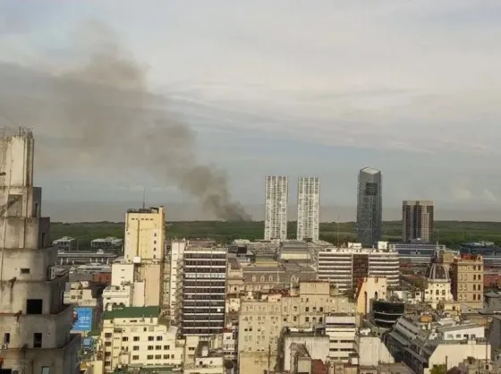 Bomberos combaten un fuerte incendio en la Reserva Ecológica de Costanera Sur