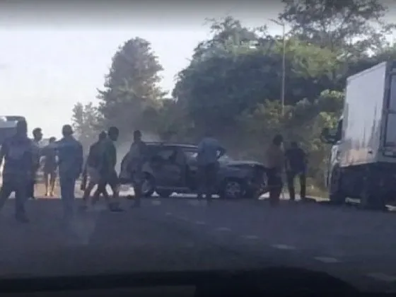 Tremendo choque entre un camión y un auto en la Ruta 34: Hay varios heridos